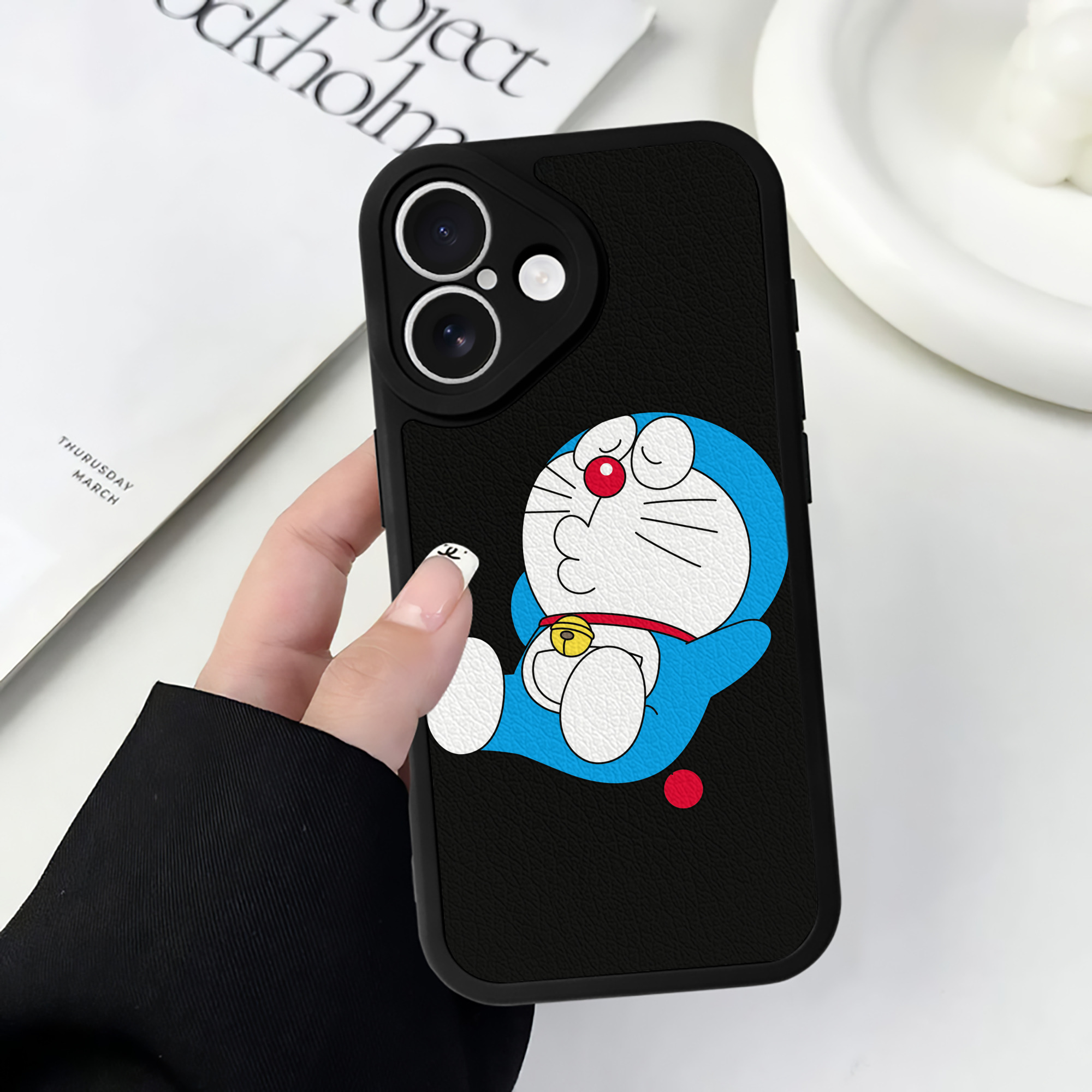 （画像用） ドラえもん Doraemon 【iPhone 16シリーズ対応】シリコンスマホケース（レザー調） 材質：シリコン